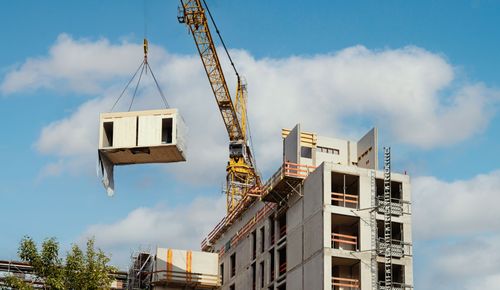 Equipement mobile (algeco) déplacé par une grue de chantier